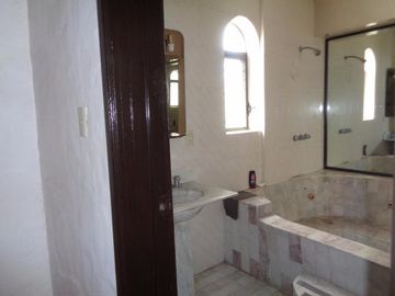 CASA EN VENTA Y RENTA EN CUERNAVACA. UN NIVEL Y VIGILANCIA.