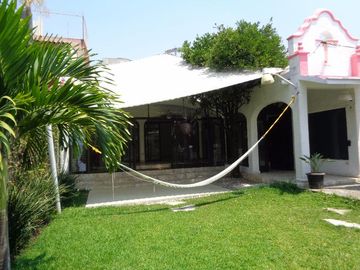 CASA EN VENTA Y RENTA EN CUERNAVACA. UN NIVEL Y VIGILANCIA.