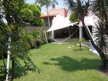CASA EN VENTA Y RENTA EN CUERNAVACA. UN NIVEL Y VIGILANCIA.
