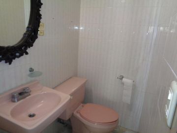 CASA EN VENTA Y RENTA EN CUERNAVACA. UN NIVEL Y VIGILANCIA.