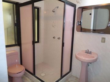 CASA EN VENTA Y RENTA EN CUERNAVACA. UN NIVEL Y VIGILANCIA.