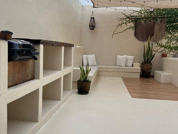 CASA 2 RECAMARAS REMODELADA/ REVENTA/ JACUZZI/ AREA GRIL .