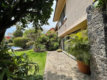 Casa en colonia Vista Hermosa con 2 habitaciones en PB, alberca y jardín común