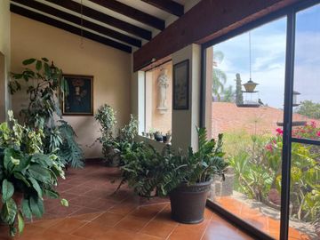 Casa en colonia Vista Hermosa con 2 habitaciones en PB, alberca y jardín común