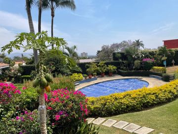 Casa en colonia Vista Hermosa con 2 habitaciones en PB, alberca y jardín común