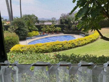 Casa en colonia Vista Hermosa con 2 habitaciones en PB, alberca y jardín común