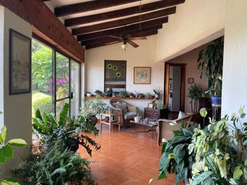 Casa en colonia Vista Hermosa con 2 habitaciones en PB, alberca y jardín común