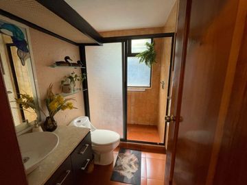 Casa en colonia Vista Hermosa con 2 habitaciones en PB, alberca y jardín común