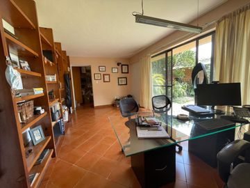 Casa en colonia Vista Hermosa con 2 habitaciones en PB, alberca y jardín común