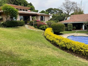 Casa en colonia Vista Hermosa con 2 habitaciones en PB, alberca y jardín común