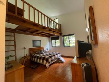 Casa en colonia Vista Hermosa con 2 habitaciones en PB, alberca y jardín común