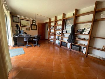 Casa en colonia Vista Hermosa con 2 habitaciones en PB, alberca y jardín común