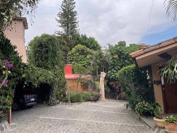 Casa en colonia Vista Hermosa con 2 habitaciones en PB, alberca y jardín común