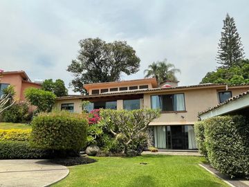 Casa en colonia Vista Hermosa con 2 habitaciones en PB, alberca y jardín común
