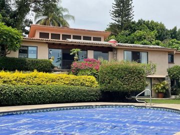 Casa en colonia Vista Hermosa con 2 habitaciones en PB, alberca y jardín común