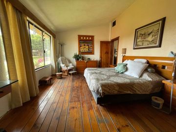 Casa en colonia Vista Hermosa con 2 habitaciones en PB, alberca y jardín común
