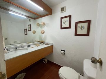 Casa en colonia Vista Hermosa con 2 habitaciones en PB, alberca y jardín común