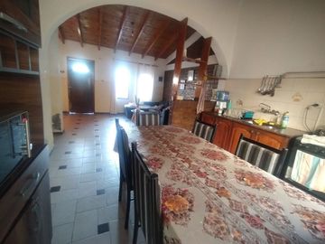 VENTA , CASA CON DEPARTAMENTO -GODOY CRUZ