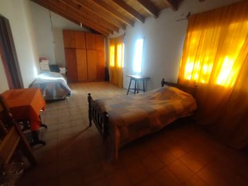 VENTA , CASA CON DEPARTAMENTO -GODOY CRUZ