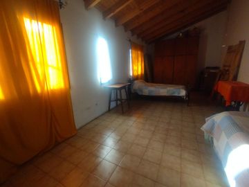 VENTA , CASA CON DEPARTAMENTO -GODOY CRUZ