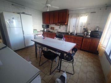VENTA , CASA CON DEPARTAMENTO -GODOY CRUZ