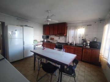 VENTA , CASA CON DEPARTAMENTO -GODOY CRUZ