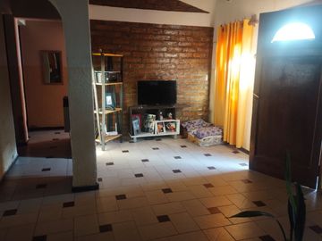 VENTA , CASA CON DEPARTAMENTO -GODOY CRUZ