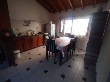 VENTA , CASA CON DEPARTAMENTO -GODOY CRUZ