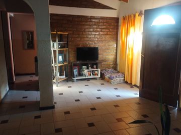 VENTA , CASA CON DEPARTAMENTO -GODOY CRUZ