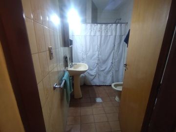 VENTA , CASA CON DEPARTAMENTO -GODOY CRUZ