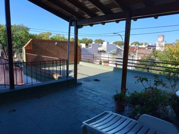 VENTA CASA 3 AMB COCHERA TERRAZA Y DEPEND LINIERS