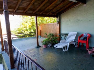 VENTA CASA 3 AMB COCHERA TERRAZA Y DEPEND LINIERS