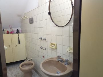 VENTA CASA 3 AMB COCHERA TERRAZA Y DEPEND LINIERS