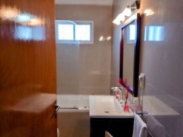VENTA CASA 3 AMB COCHERA TERRAZA Y DEPEND LINIERS