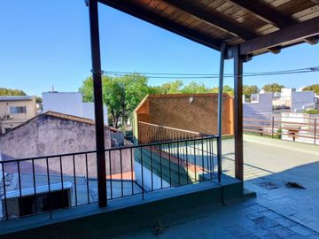 VENTA CASA 3 AMB COCHERA TERRAZA Y DEPEND LINIERS