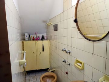 VENTA CASA 3 AMB COCHERA TERRAZA Y DEPEND LINIERS