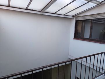 VENTA CASA 3 AMB COCHERA TERRAZA Y DEPEND LINIERS