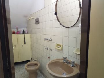 VENTA CASA 3 AMB COCHERA TERRAZA Y DEPEND LINIERS