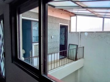 VENTA CASA 3 AMB COCHERA TERRAZA Y DEPEND LINIERS