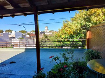 VENTA CASA 3 AMB COCHERA TERRAZA Y DEPEND LINIERS