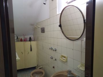 VENTA CASA 3 AMB COCHERA TERRAZA Y DEPEND LINIERS