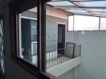 VENTA CASA 3 AMB COCHERA TERRAZA Y DEPEND LINIERS