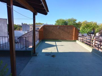 VENTA CASA 3 AMB COCHERA TERRAZA Y DEPEND LINIERS