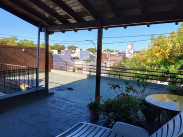 VENTA CASA 3 AMB COCHERA TERRAZA Y DEPEND LINIERS