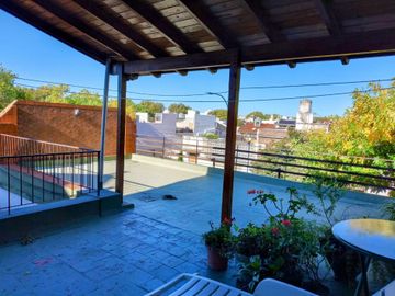 VENTA CASA 3 AMB COCHERA TERRAZA Y DEPEND LINIERS