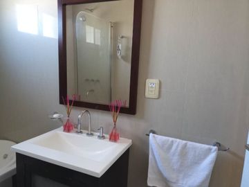 VENTA CASA 3 AMB COCHERA TERRAZA Y DEPEND LINIERS