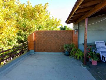 VENTA CASA 3 AMB COCHERA TERRAZA Y DEPEND LINIERS