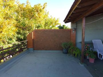 VENTA CASA 3 AMB COCHERA TERRAZA Y DEPEND LINIERS