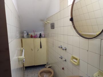 VENTA CASA 3 AMB COCHERA TERRAZA Y DEPEND LINIERS