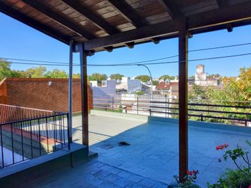 VENTA CASA 3 AMB COCHERA TERRAZA Y DEPEND LINIERS